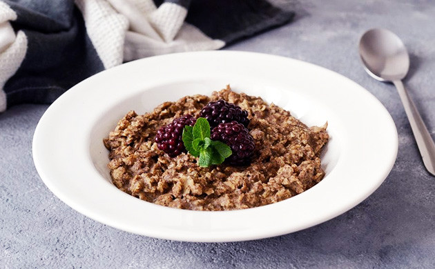 Тарелка конопляно-овсяной каши с ягодами