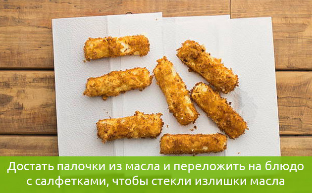 Сырные палочки на бумажной салфетке